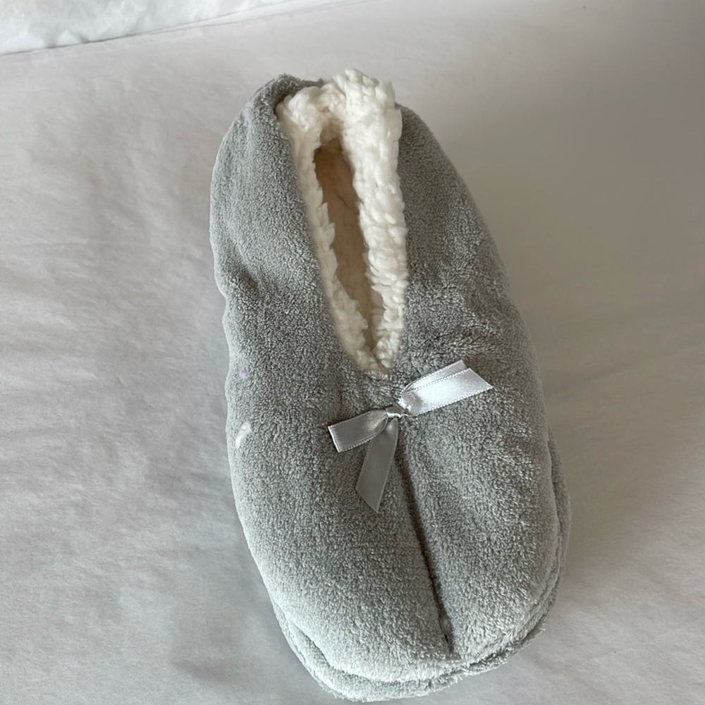 Slipper socks grey size medium rubber‎ grips on bottom bow detail